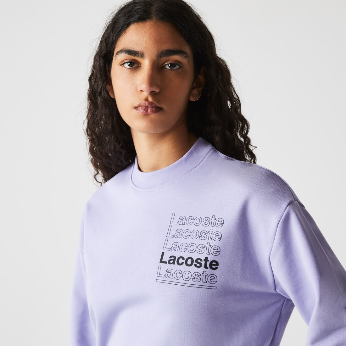كنزة نسائية من القطن الصوفي بطبعة مع فتحة رقبة مستديرة من مجموعة Lacoste L!VE كنزة نسائية من القطن الصوفي بطبعة مع فتحة رقبة مستديرة من مجموعة Lacoste L!VE