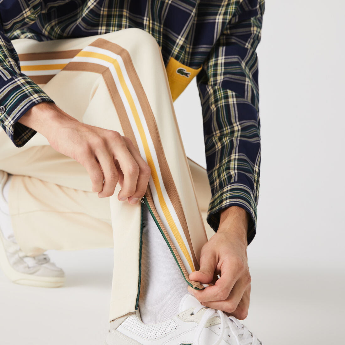 بنطال رياضي للرجال بقصة مستقيمة وشرائط متباينة اللون من تراث العلامة بنطال رياضي للرجال بقصة مستقيمة وشرائط متباينة اللون من تراث العلامة