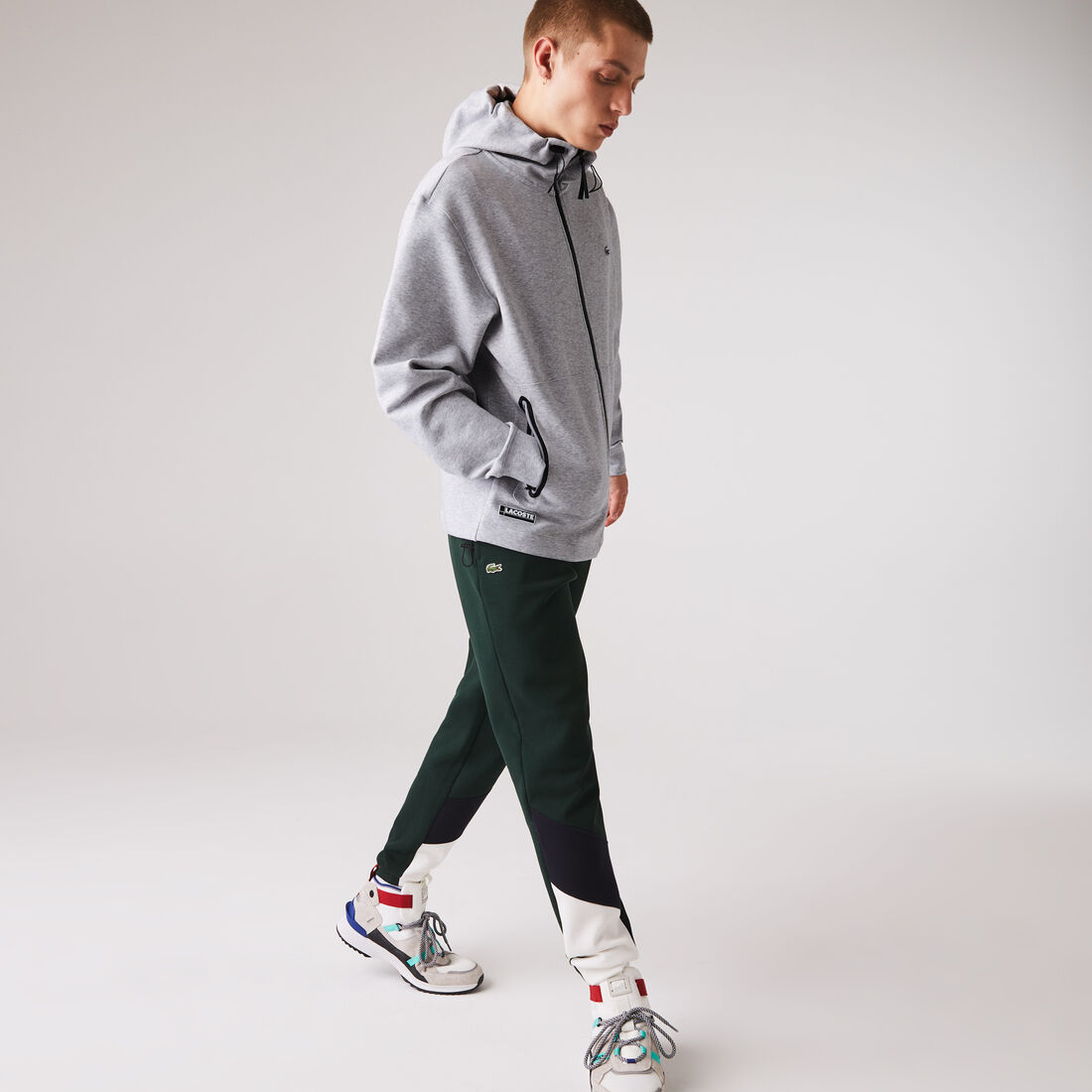 سترة بغطاء رأس وسحاب مع علامة Lacoste التجارية وشارة للرجال