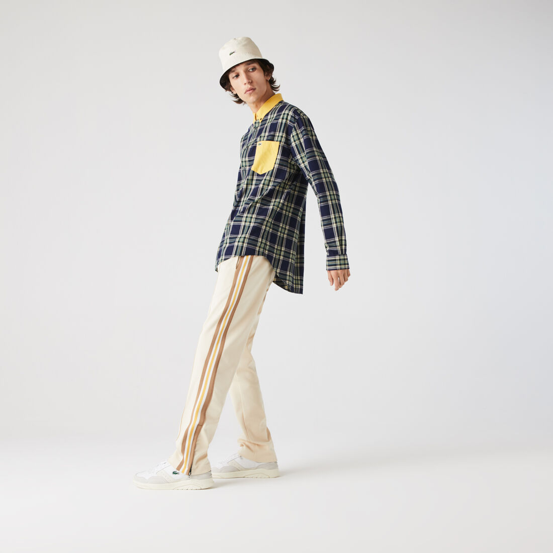 بنطال رياضي للرجال بقصة مستقيمة وشرائط متباينة اللون من تراث العلامة بنطال رياضي للرجال بقصة مستقيمة وشرائط متباينة اللون من تراث العلامة