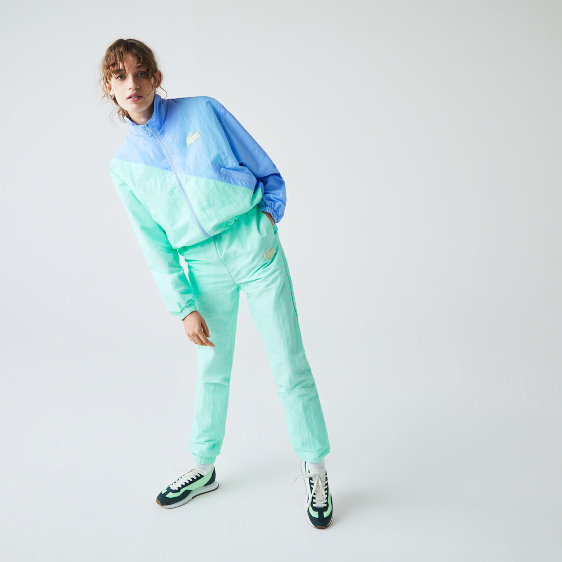 سترة بسحاب واقية من الرياح للنساء مزدوجة اللون من مجموعة Lacoste LIVE