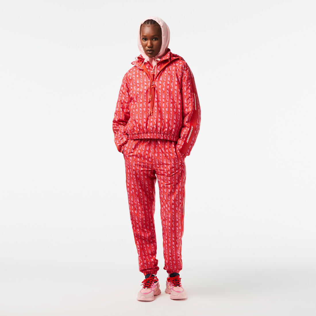 جاكيت رياضي لاكوست بقصة فضفاضة وغطاء للرأس للنساء جاكيت رياضي لاكوست بقصة فضفاضة وغطاء للرأس للنساء