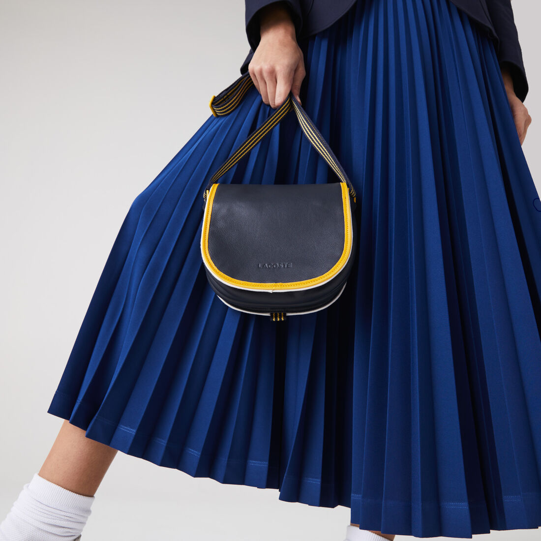 حقيبة هوبو صغيرة مع شريط بلون مختلف من مجموعة Court Line للنساء