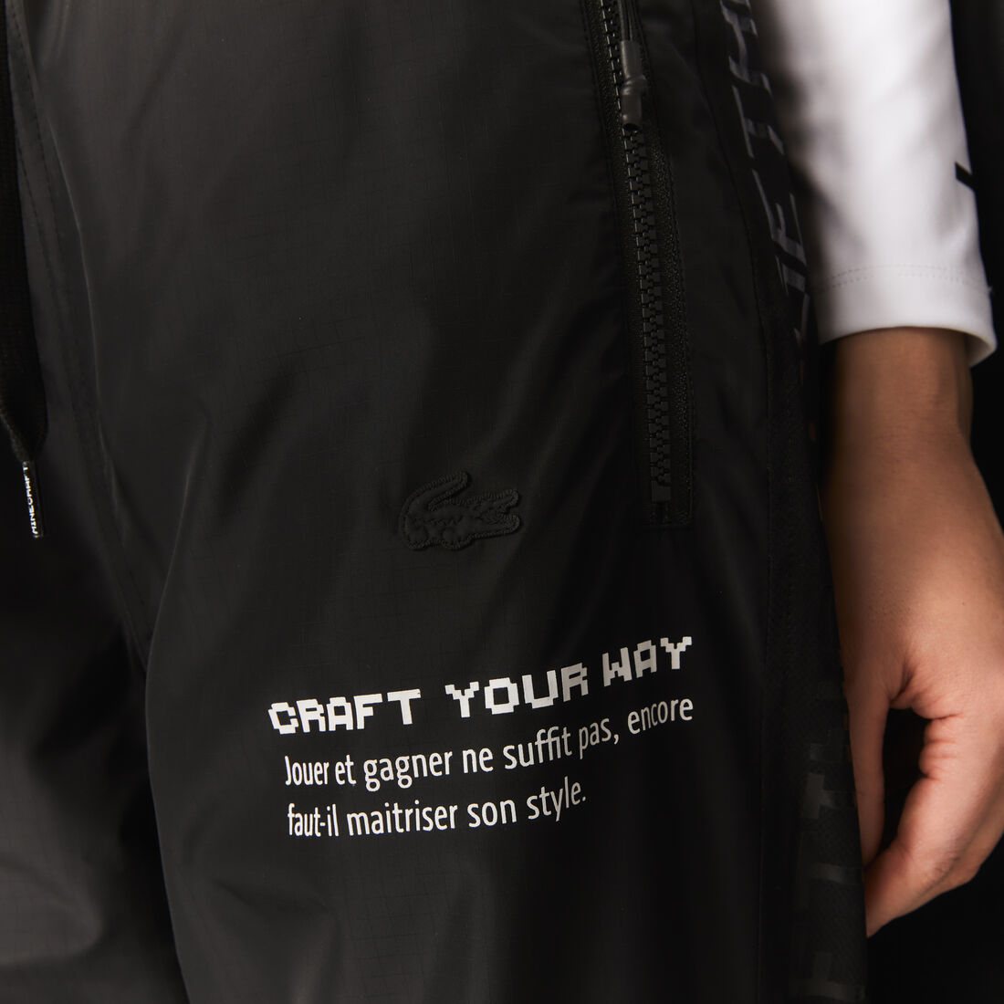 بنطال رياضي نايلون للجنسين مجموعة Lacoste L!VE x Minecraft بنطال رياضي نايلون للجنسين مجموعة Lacoste L!VE x Minecraft