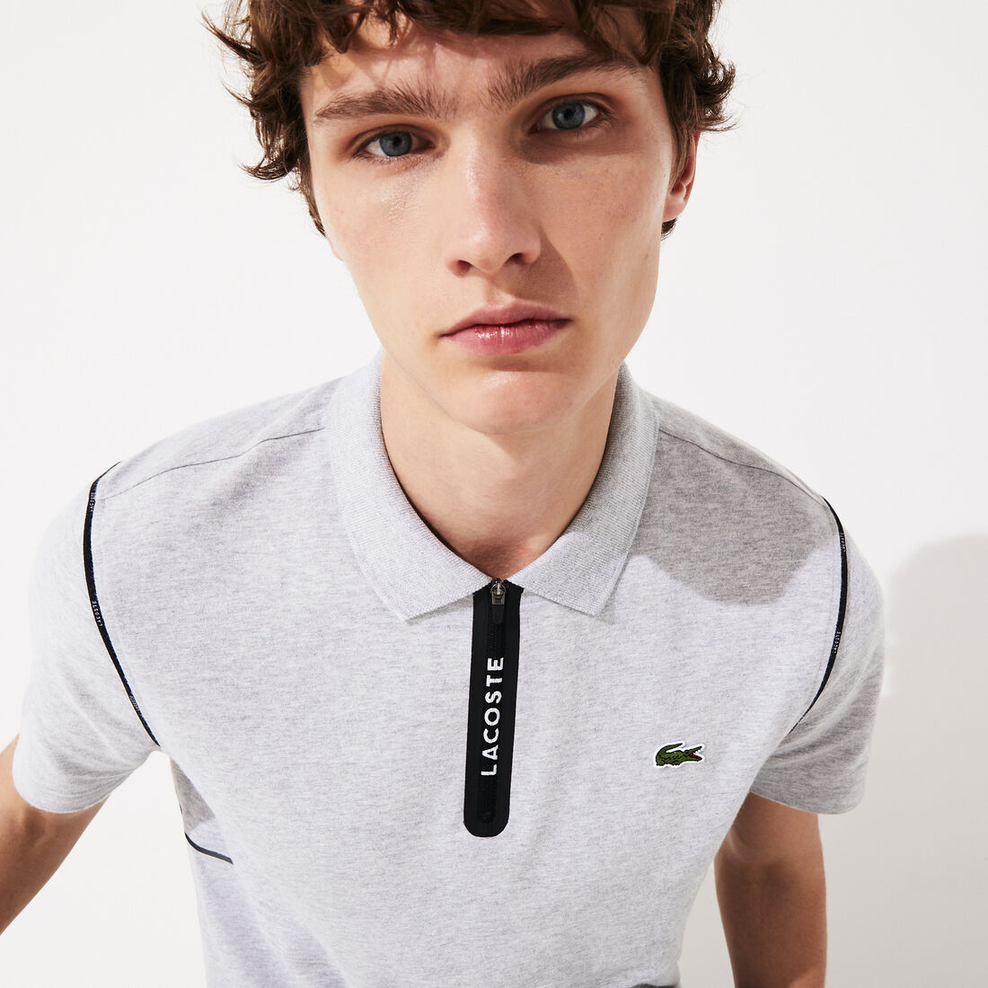 قميص بولو للرجال من القطن الفائق النعومة بسحاب عند الياقة من مجموعة Lacoste SPORT