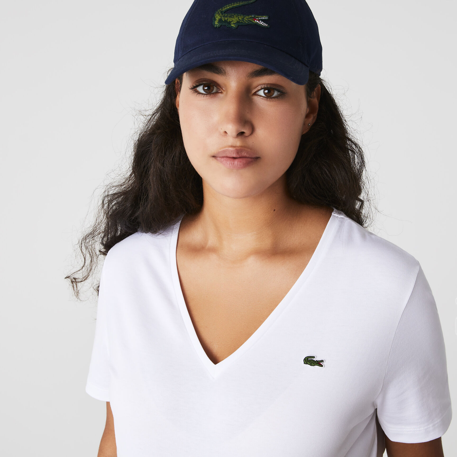 تي شيرت بقصّة عادية وطبعة مميزة لكلمة Lacoste Women's V-neck Loose Fit Cotton T-shirt - TF8392-00-001