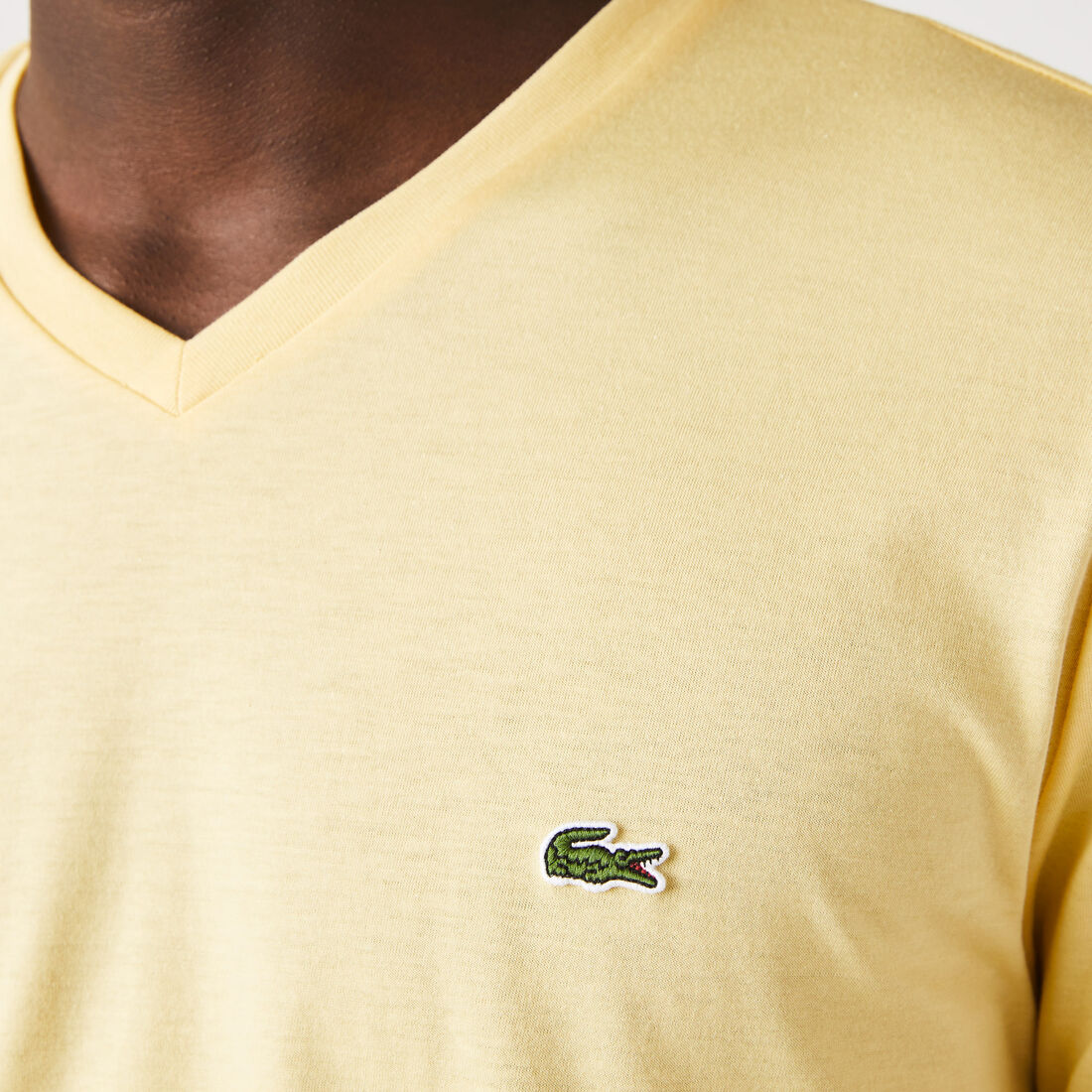 تي شيرت خفيف الوزن من القطن بيما برقبة على شكل حرف V تي شيرت خفيف الوزن من القطن بيما برقبة على شكل حرف V