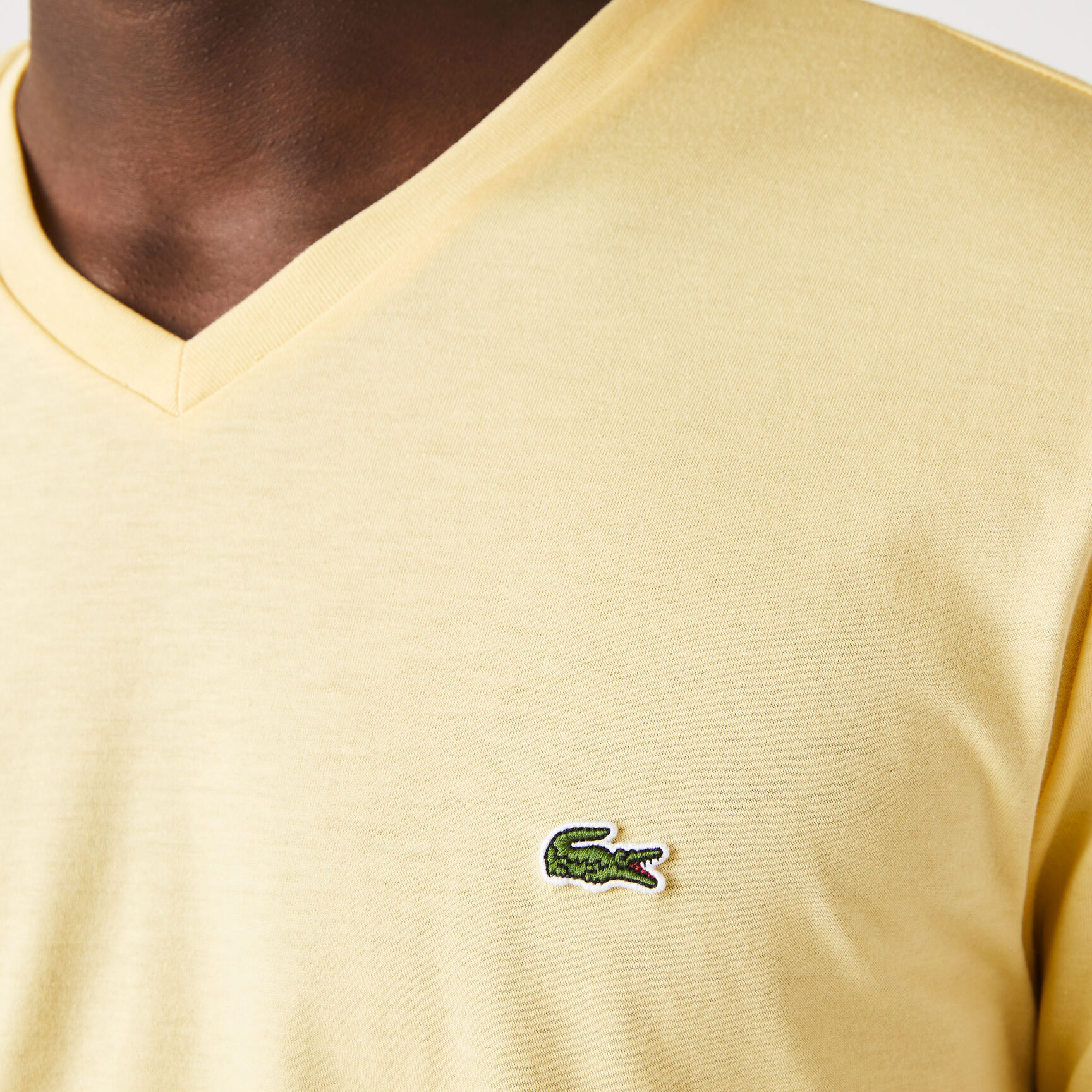 تي شيرت خفيف الوزن من القطن بيما برقبة على شكل حرف V تي شيرت خفيف الوزن من القطن بيما برقبة على شكل حرف V