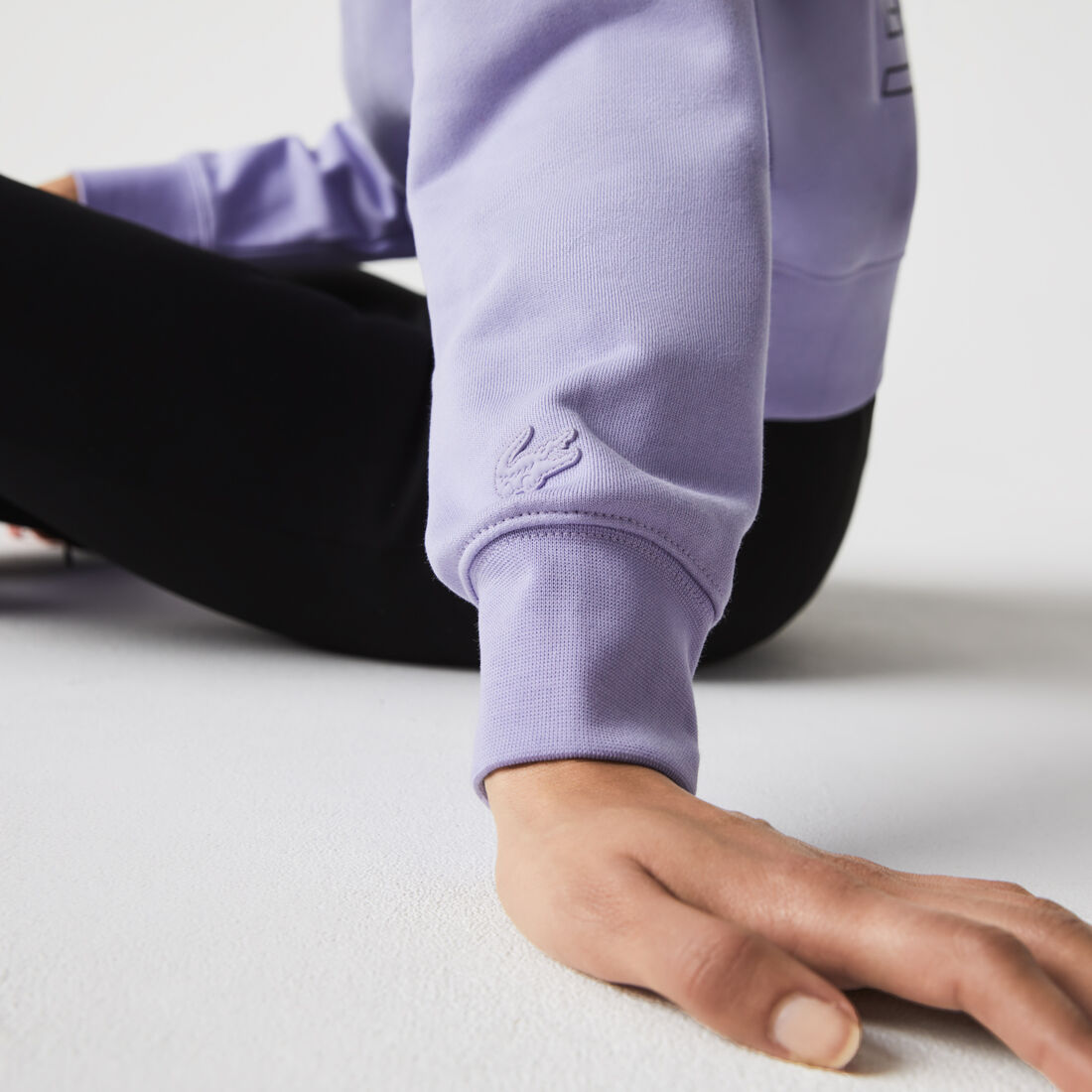 كنزة نسائية من القطن الصوفي بطبعة مع فتحة رقبة مستديرة من مجموعة Lacoste L!VE كنزة نسائية من القطن الصوفي بطبعة مع فتحة رقبة مستديرة من مجموعة Lacoste L!VE